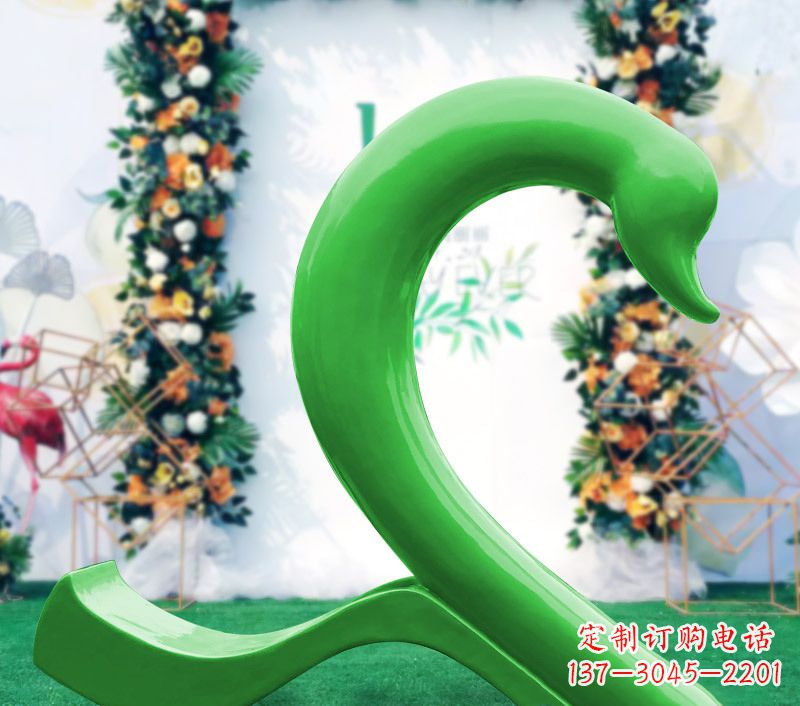 合肥新颖抢眼的玻璃钢爱心天鹅雕塑