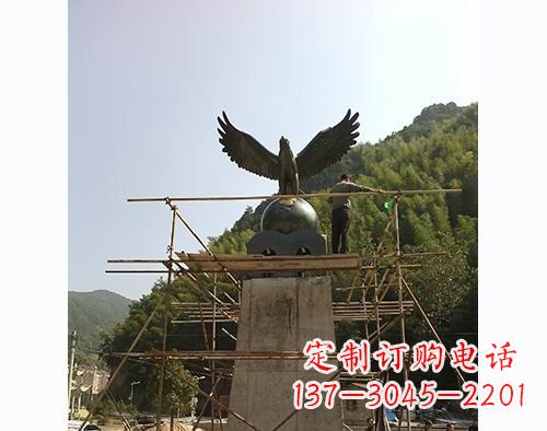 合肥不锈钢老鹰踩地球雕塑缅怀大自然之美