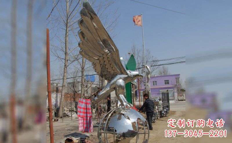 合肥不锈钢老鹰雕塑象征力量与美丽