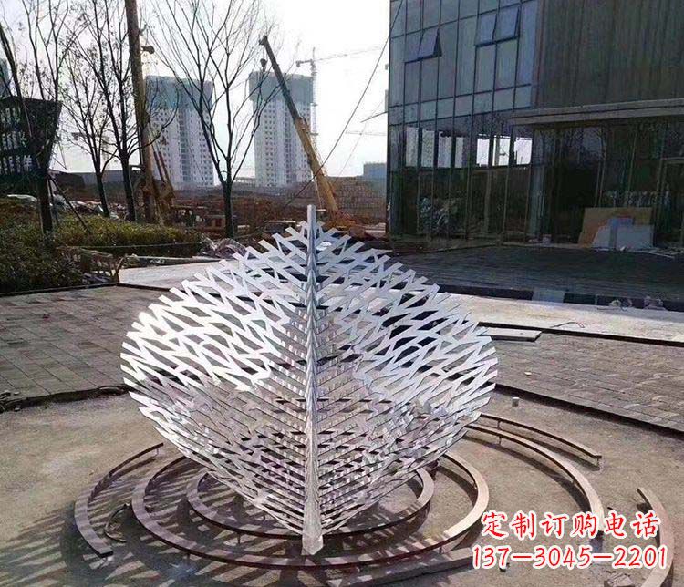 合肥不锈钢镂空树叶雕塑精美雕刻的艺术
