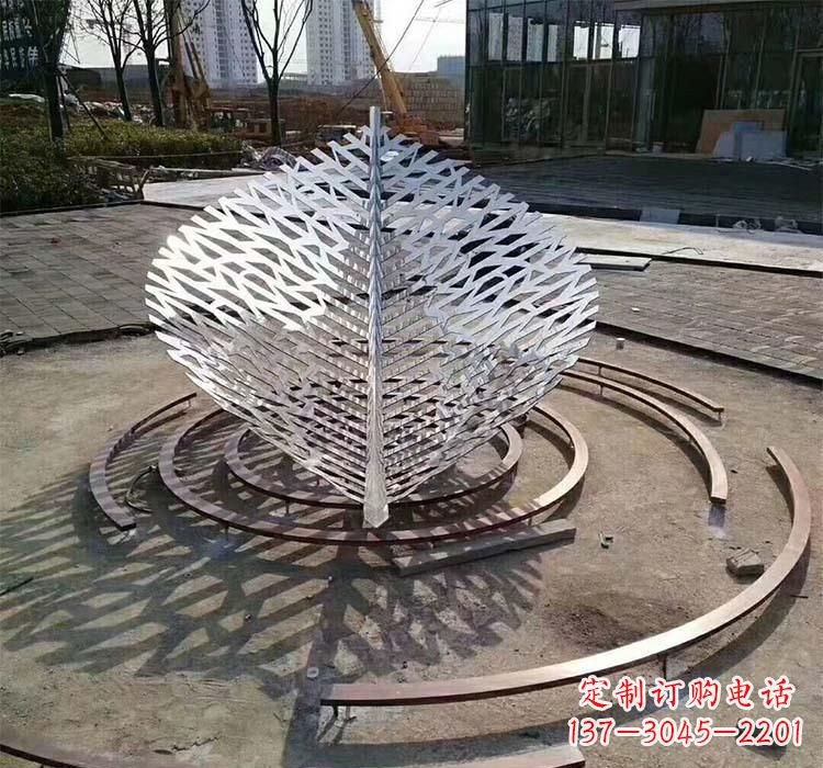 合肥不锈钢镂空树叶雕塑——给环境带来美丽