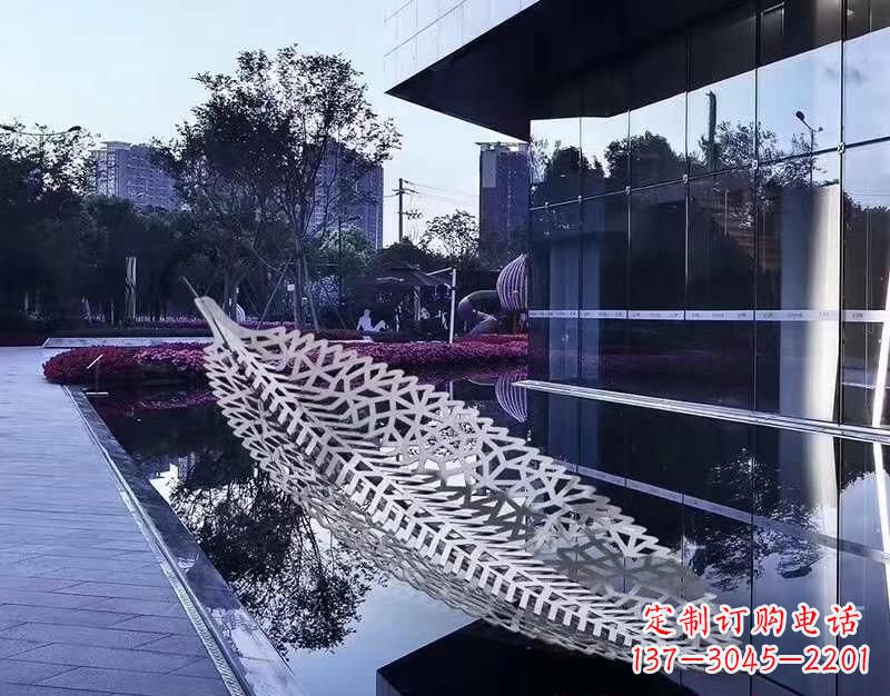 合肥不锈钢镂空树叶雕塑2