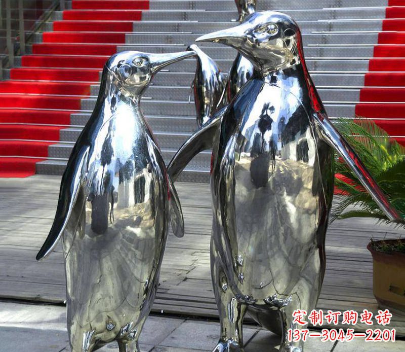 合肥不锈钢企鹅雕塑传递着浓浓爱意
