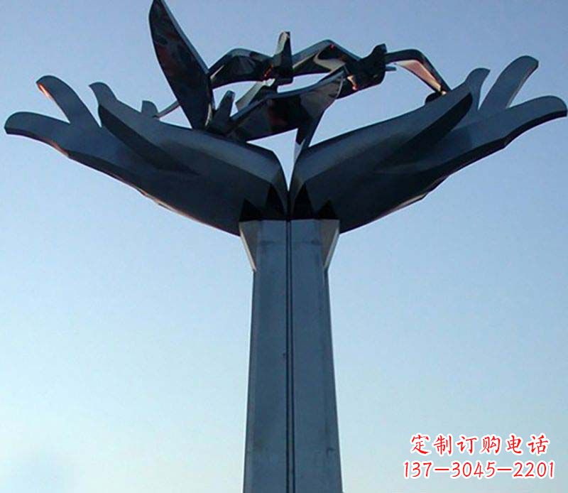 合肥不锈钢手托鸽子雕塑象征着和平与爱