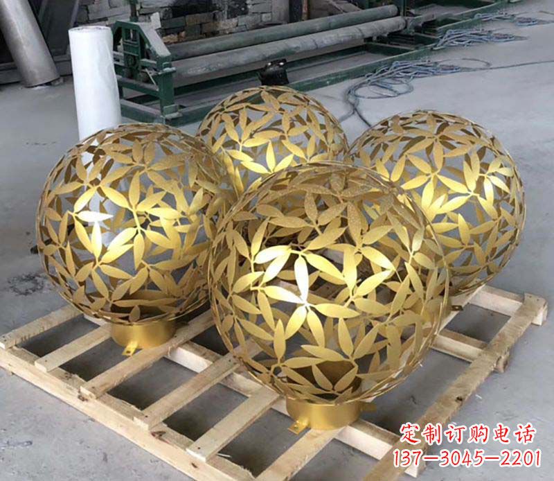 合肥不锈钢树叶镂空球的美妙景观