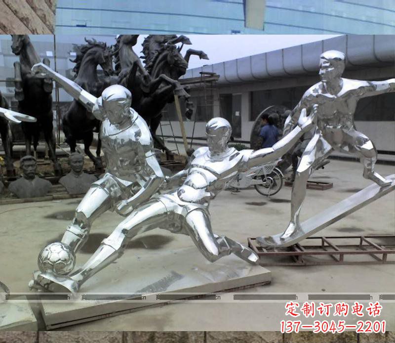 合肥玩足球的不锈钢雕塑