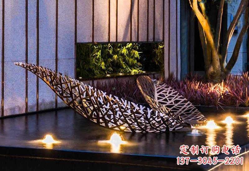 合肥不锈钢小区镂空树叶雕塑给小区添彩