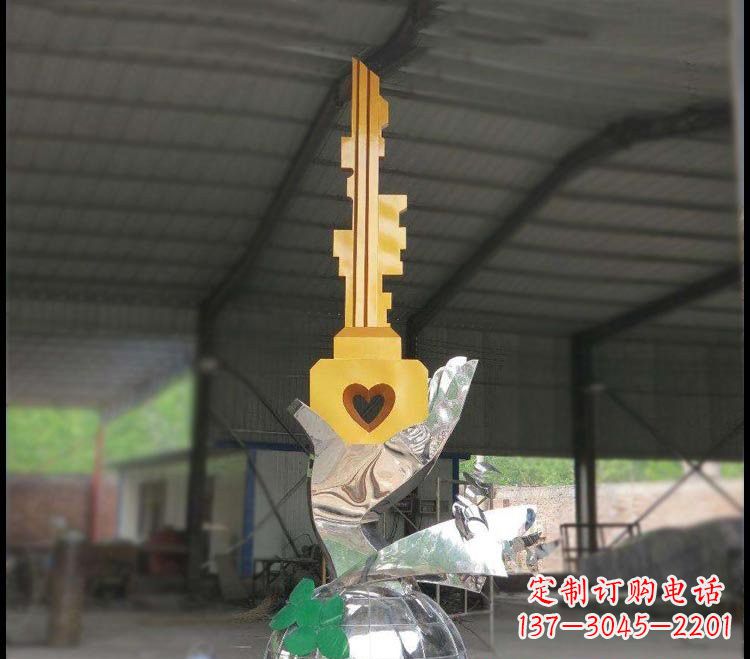 合肥不锈钢校园手提钥匙雕塑