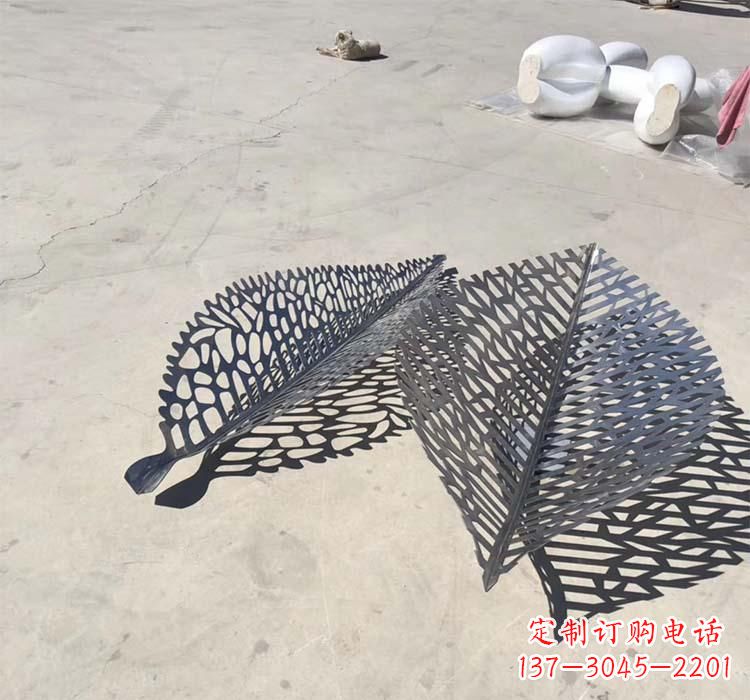 合肥不锈钢园林镂空树叶雕塑给空间增添美感