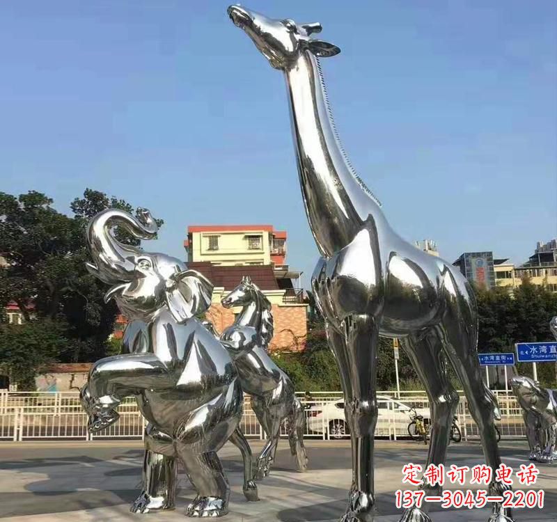 合肥长颈鹿雕塑精美而优雅