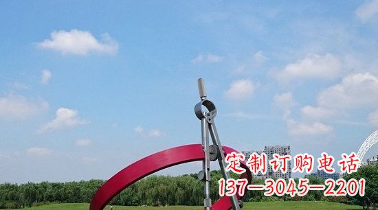合肥不锈钢圆规雕塑环绕着美景