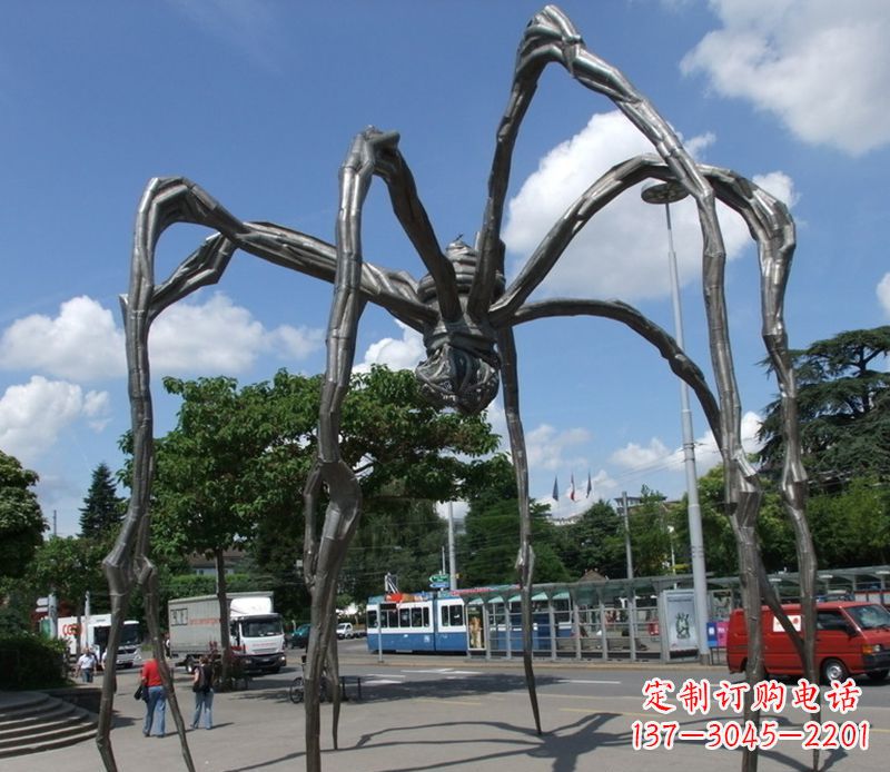 合肥蜘蛛侠雕塑点缀不锈钢的景观