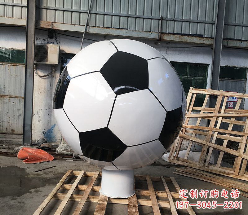 合肥激发足球热情的不锈钢足球雕塑