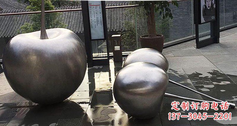 合肥樱桃雕塑点缀步行街美丽景观