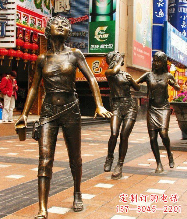 合肥步行街逛街的女孩人物铜雕