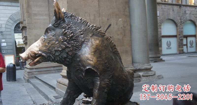 合肥野猪雕塑给步行街带来美丽风景