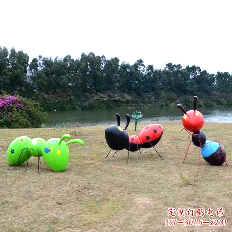 合肥彩绘玻璃钢蚂蚁雕塑——精致又充满动感