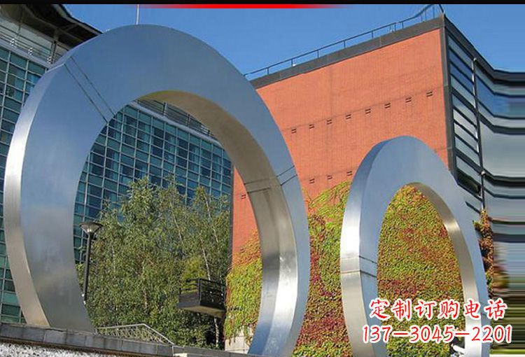 合肥城市空间里的不锈钢圆环雕塑