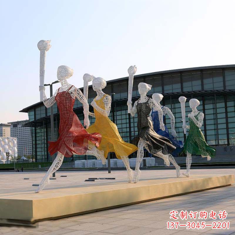 合肥城市街道广场持火炬跑步的美女雕塑