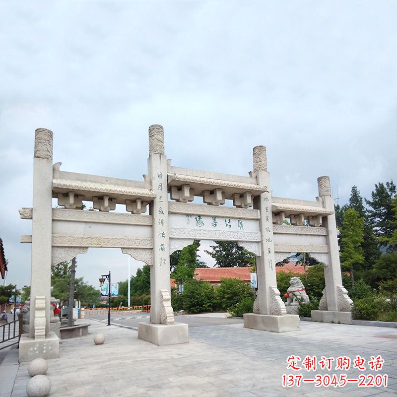 合肥城市街道上的牌坊雕塑