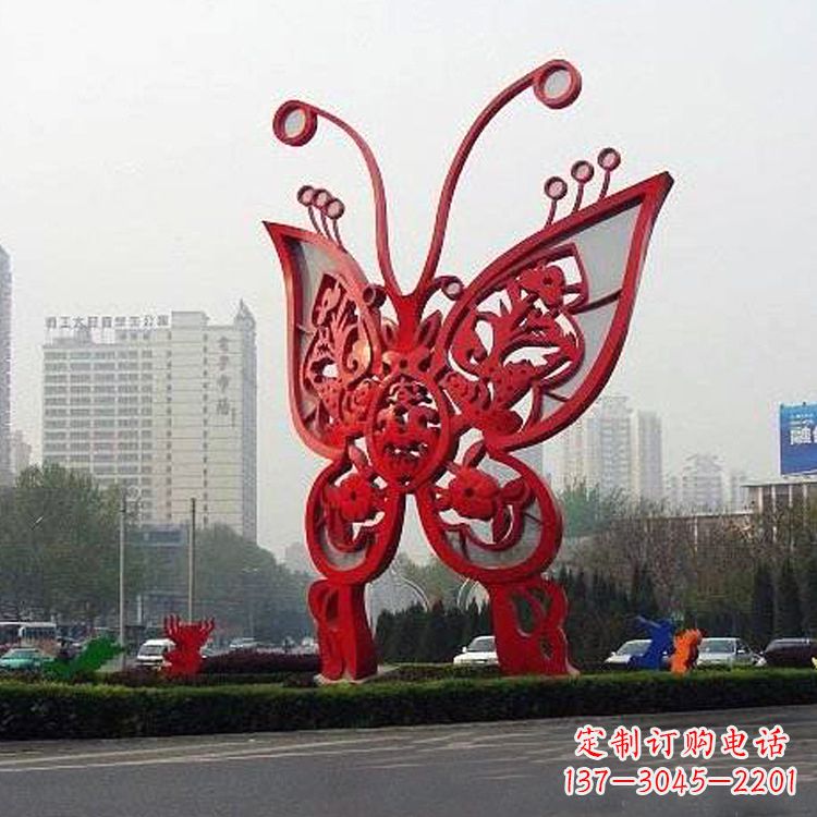 合肥绿化带上的大型红色蝴蝶雕塑