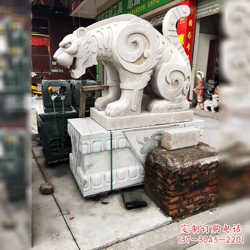 合肥大理石广场大门上的精美豹子雕塑