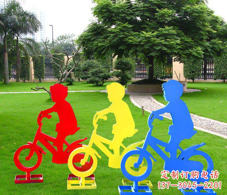 合肥青春无悔——一尊男孩骑车雕塑