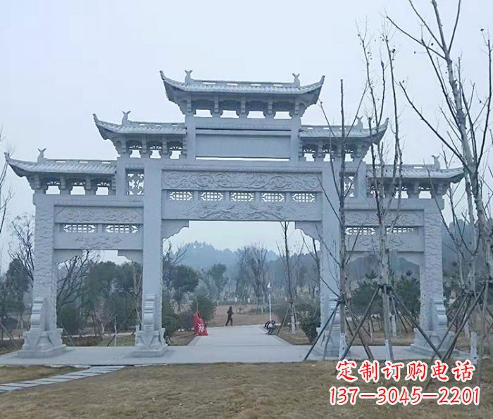 合肥村口三门石雕牌楼古朴华丽
