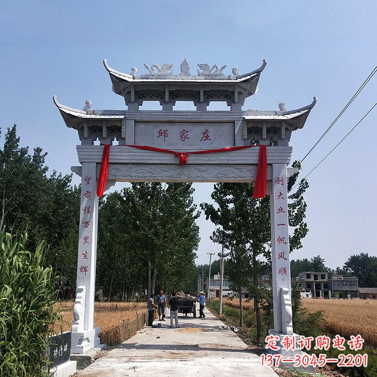 合肥古村落中的石牌坊雕塑