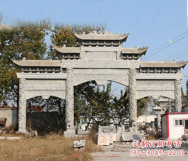 合肥村镇门口的石雕牌坊展现精湛工艺