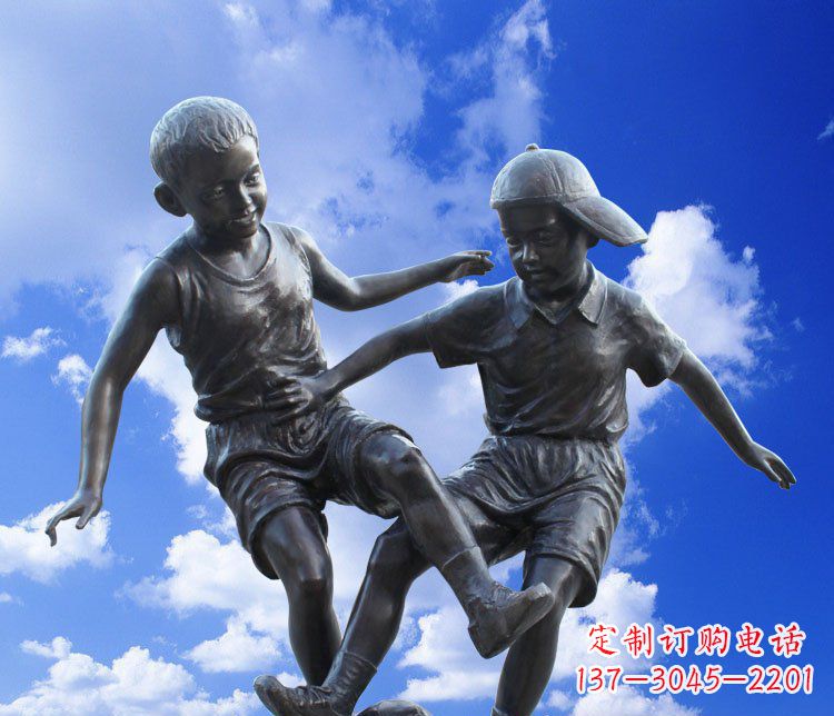 合肥校园玻璃钢仿铜儿童踢球景观雕塑