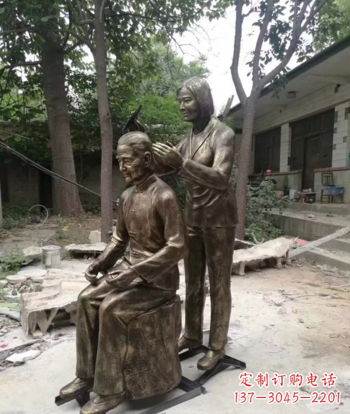 合肥纪念母亲的传统铜雕梳头人物