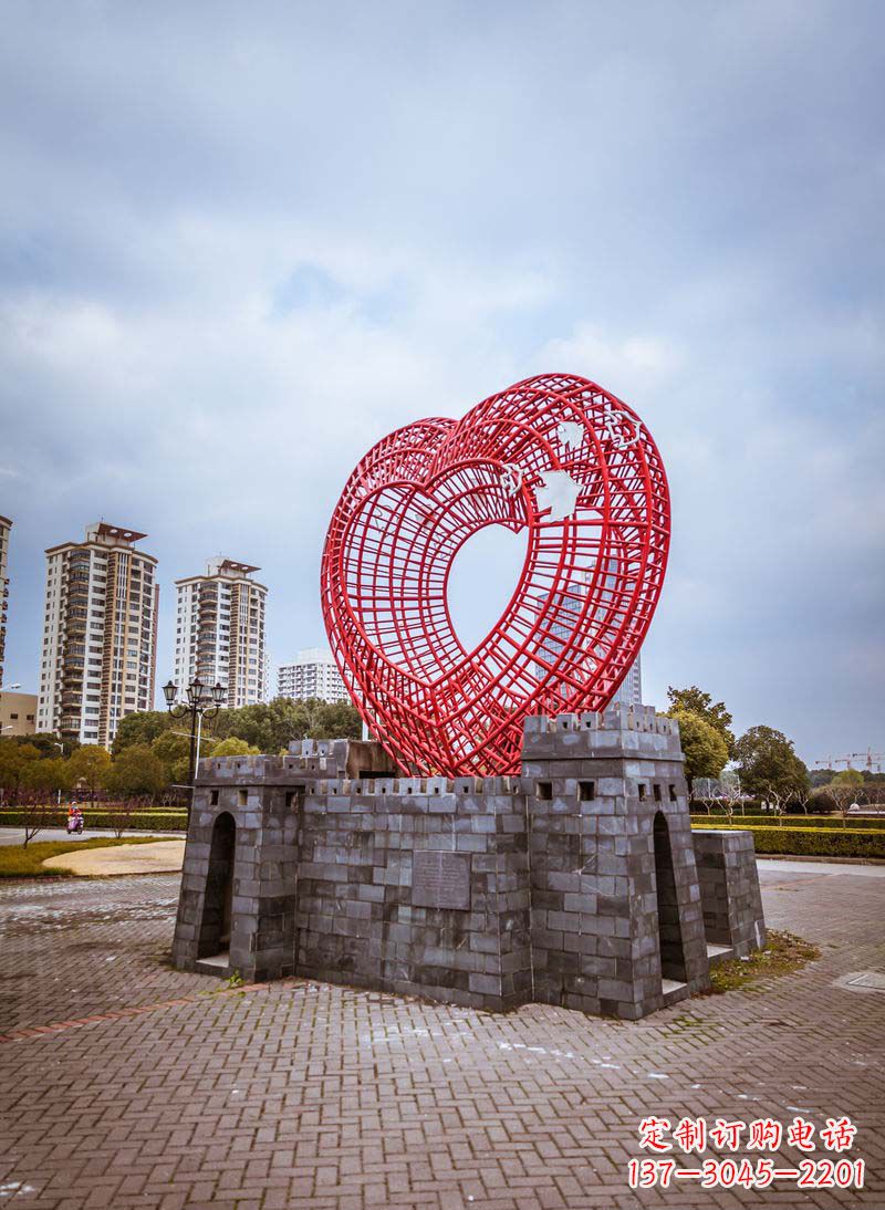 合肥拥抱和平的心以心型和平鸽雕塑传递心意