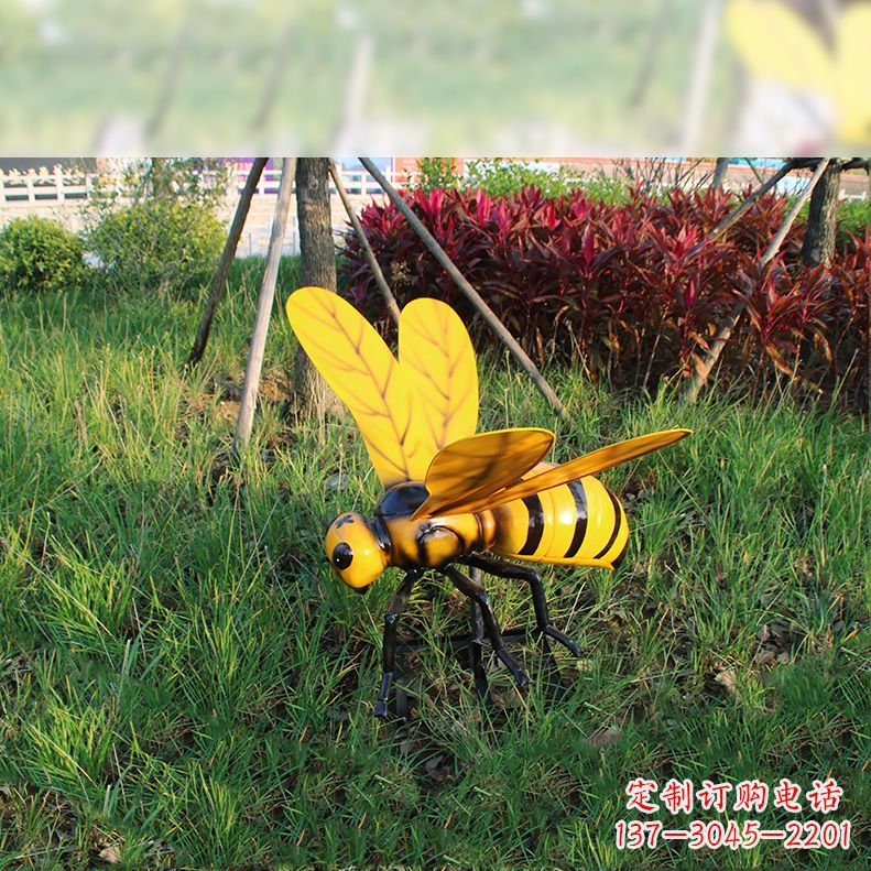 合肥公园草坪动物插件,仿真大马蜂玻璃钢雕塑