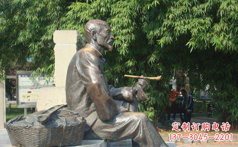 合肥老人小品铜雕抽袋烟的智慧与景仰