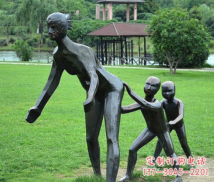 合肥公园抽象老鹰捉小鸡人物铜雕
