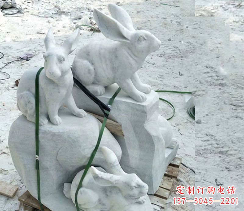 合肥活泼可爱的兔子雕塑