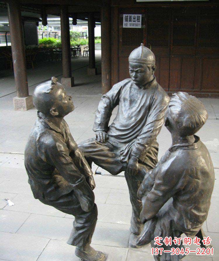 合肥铜雕男孩斗鸡小品雕塑