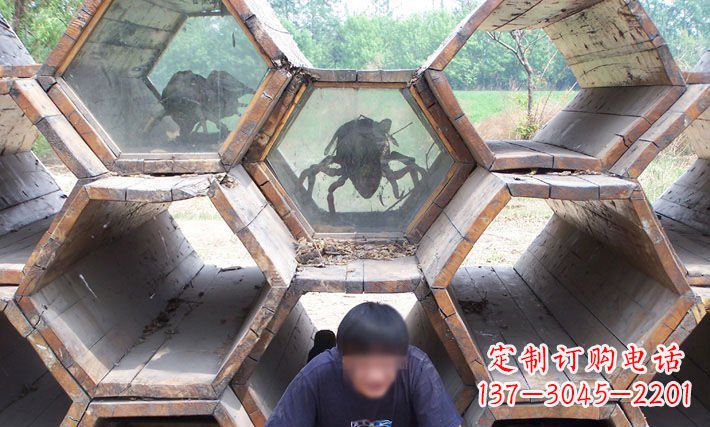 合肥公园蜂巢里的蜜蜂动物铜雕