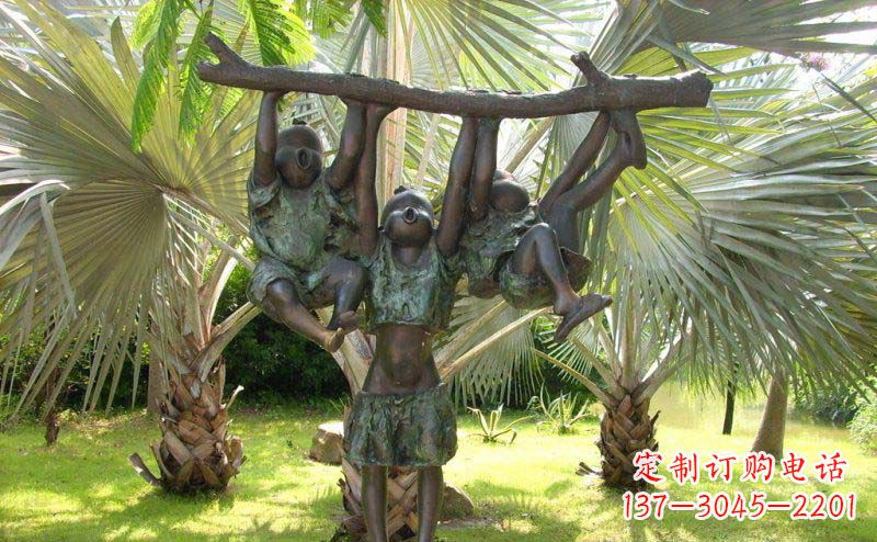 合肥公园扶着树枝玩耍的儿童小品铜雕