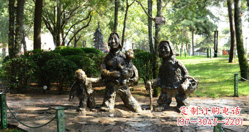 合肥公园赶路的抽象妇女和小孩小品铜雕