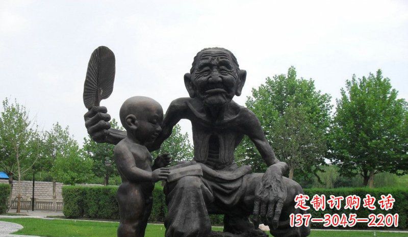 合肥公园给孙子扇风的老人小品铜雕