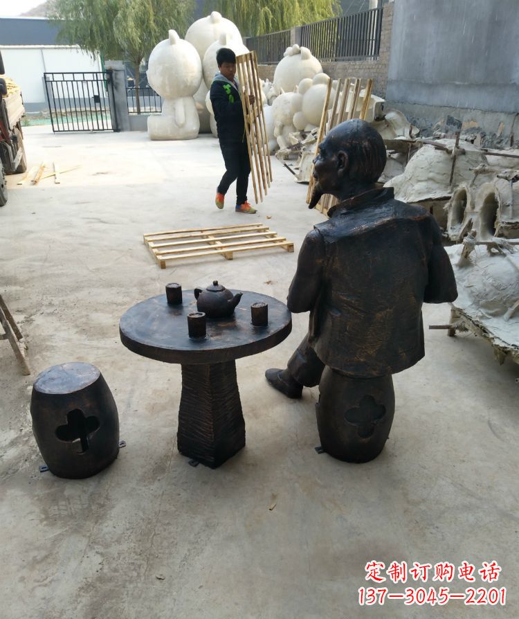 合肥公园喝茶的老人铜雕