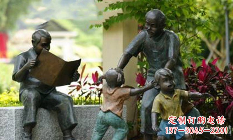 合肥公园和爷爷玩耍的小孩小品铜雕