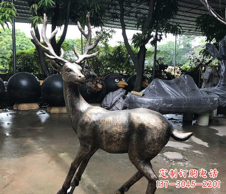 合肥静谧的梅花鹿铜雕