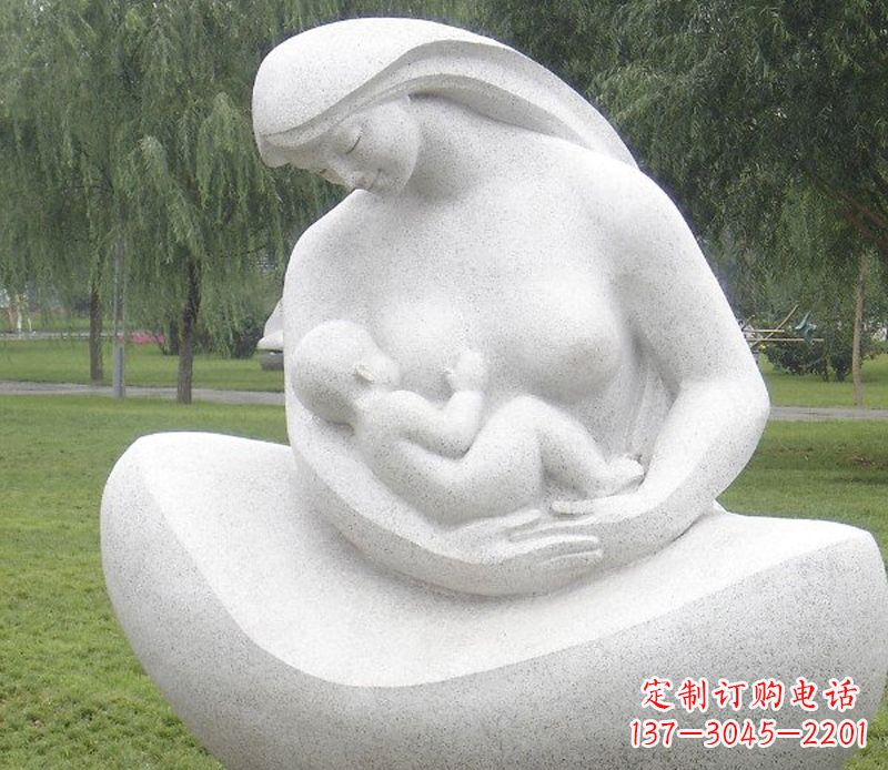 合肥公园母亲喂奶石雕