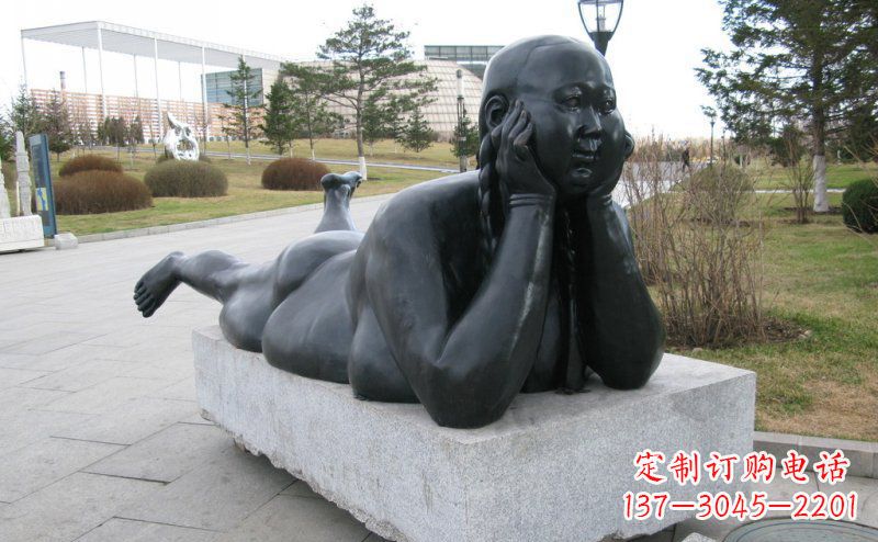 合肥趴着的胖女孩铜雕塑