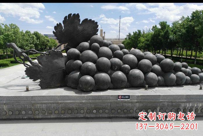 合肥美轮美奂的葡萄铜雕塑