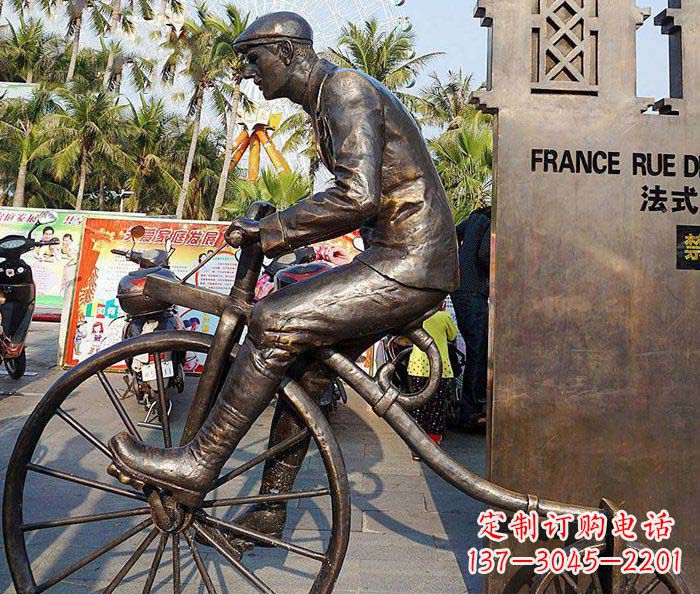 合肥公园骑自行车的西方人物小品铜雕