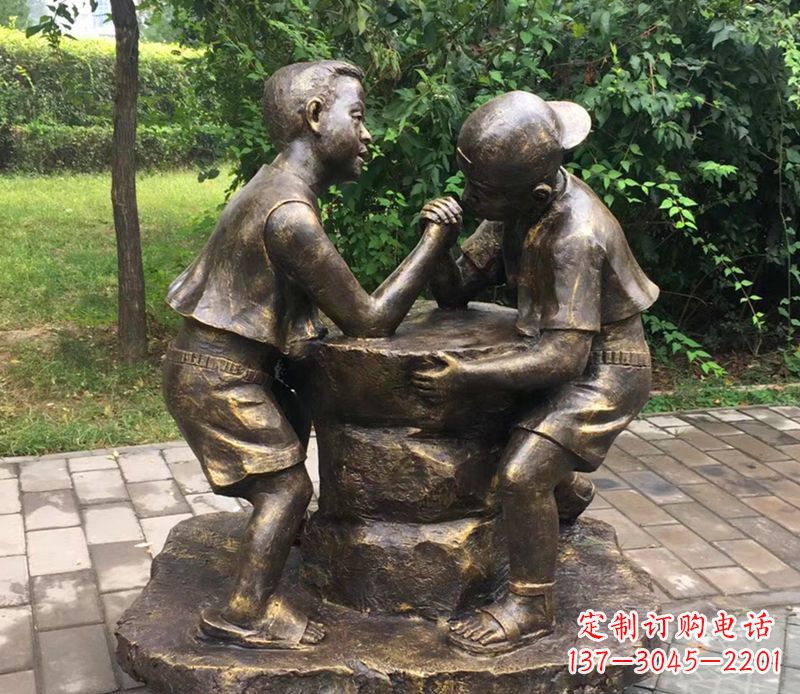 合肥公园人物掰腕子的儿童铜雕